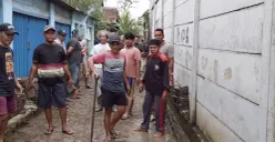 Warga Kampung Sukanagara, Desa Sukanagara, Kecamatan Cikupa gotong royong memperbaiki jalan rusak. (Sumber: Dok. Warga)