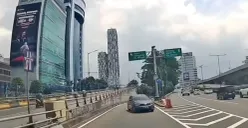 Viral di media sosial video aksi berbahaya pengemudi mobil melawan arus di Exit Tebet, Tol Dalam Kota Jakarta, pada Sabtu, 17 Januari 2026. (Sumber: Istimewa)