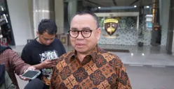 Mantan Menteri ESDM, Sudirman Said, kembali menjalani pemeriksaan oleh penyidik Kejagung terkait dugaan korupsi pengadaan minyak mentah di Petral periode 2008-2015, Senin, 19 Januari 2026. (Sumber: Poskota/Ali Mansur)
