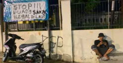 Warga RT 20 RW 17 Kelurahan Penjaringan menolak pembuangan sampah yang diduga ilegal di kawasan tanggul Muara Baru, Jakarta Utara. (Sumber: Istimewa)