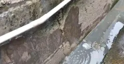 Kondisi tanggul Muara Baru di permukiman RT 20 RW 17 Penjaringan, Jakarta Utara yang sudah mulai rembes ke permukiman warga. (Sumber: Istimewa)