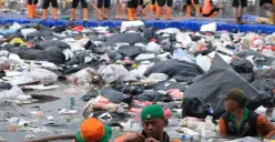 Penanganan sampah di Tanggul Muara Baru, Jakarta Utara oleh Dinas Lingkungan Hidup Jakarta. (Sumber: Kominfotik DLH Jakarta)