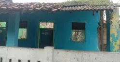 Ruang Kelas PaudQu Al-Munawaroh, Kampung Kebon Kelapa RT 001/RW 004, Desa Pekayon, Kecamatan Sukadiri, Kabupaten Tangerang, ambruk, Selasa, 20 Januari 2026. (Sumber: Poskota/Veronica Prasetio)