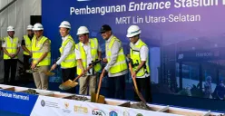 Gubernur Jakarta, Pramono Anung melakukan peletakan batu pertama (groundbreaking) pembangunan pintu masuk (entrance) Stasiun Harmoni, Gambir, Jakarta Pusat, Selasa, 20 Januari 2026. (Sumber: Poskota/M. Tegar Jihad)