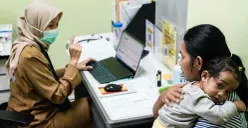 Ilustrasi dokter memeriksa pasien DBD di Puskesmas Gambir, Jakarta Pusat, Selasa, 20 Januari 2026. (Sumber: Poskota/Bilal Nugraha Ginanjar)