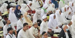 Sebelum keberangkatan ke tanah suci, calon jemaah haji berkumpul di Masjid Agung, Bandung untuk mendapat pengarahan. (Sumber: Poskota/Gatot Poedji Utomo)