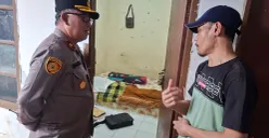 Kapolsek Cinere, Kompol Chairul Saleh bersama Kanit Reskrim Polsek Cinere Iptu Firman melakukan cek TKP orang meninggal dunia di Limo Depok. (Sumber: Poskota/Angga Pahlevi)