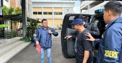 Terduga pelaku pelecehan terhadap siswa saat diamankan di Polres Tangerang Selatan. (Sumber: Dok. Polres Tangsel)