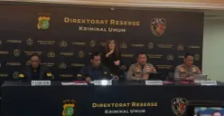 Direktur Reserse Kriminal Umum Polda Metro Jaya, Kombes Iman Imanuddin (dua dari kiri) saat ditemui di Polda Metro Jaya, Jakarta Selatan, Selasa, 20 Januari 2026. (Sumber: Poskota/Ali Mansur)