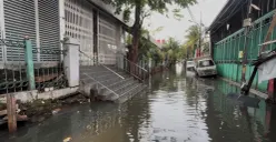 Genangan yang terjadi di kawasan Jalan Latumenten, Jelambar, Grogol Petamburan, Jakarta Barat. (Sumber: Poskota/Pandi Ramedhan)