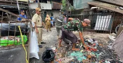 Warga yang membakar sampah sembarangan di Jalan Kebon Pisang RT 10 RW 02, Jelambar, Grogol Petamburan, Jakarta Barat, Selasa 20 Januari 2026, diberikan edukasi. (Sumber: Istimewa)