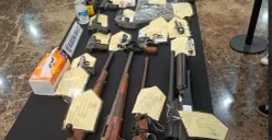 Barang bukti home industry dan penjualan senjata api ilegal dipamerkan di Polda Metro Jaya, Jakarta Selatan, Selasa, 20 Januari 2026. (Sumber: Poskota/Ali Mansur)