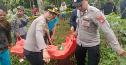 Kapolsek Rumpin Kompol Suyoko bersama anggota saat melakukan evakuasi jasad T yang gantung diri di pohon. (Sumber: Polsek Rumpin)