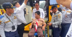 Gubernur Jakarta Pramono Anung bersama siswa penyandang disabilitas di Balai Kota Jakarta, Rabu, 21 Januari 2026. (Sumber: Poskota/M. Tegar Jihad)