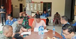 Petugas Satpol PP Kabupaten Tangerang mendata indekos di wilayah Medang, Kecamatan Pagedangan. (Sumber: Poskota/Veronica Prasetio)