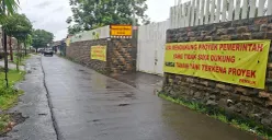Terpasang tiga spanduk penolakan harga proyek pelebaran tanah di salah satu rumah warga Jalan Enggram, Sawangan, Kota Depok, Rabu, 21 Januari 2026. (Sumber: Poskota/ Angga Pahlevi)