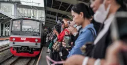 Penumpang transportasi umum di Jakarta mengalami peningkatan di tahun 2025. (Sumber: Poskota/Bilal Nugraha)