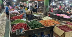 Aktivitas pedagang sayur mayur di Pasar Mitra, Tanah Sereal, Tambora, Jakarta Barat, Rabu, 21 Januari 2026. (Sumber: Poskota/Pandi Ramedhan)