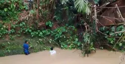 Sejumlah warga di Lebak saat evakuasi siswa yang jatuh dari jembatan gantung yang ambruk. (Sumber: Istimewa)