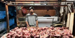 Pedagang daging di Pasar Mitra Tambora, Jakarta Barat, Rabu, 21 Januari 2026. (Sumber: Poskota/Pandi Ramedhan)