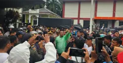 Warga di tiga kecamatan wilayah Bogor Barat melakukan aksi di kantor Kecamatan Cigudeg beberapa waktu lalu, buntut uang kompensasi penutupan tambang tak kunjung cair. (Sumber: Dok. Polres Bogor)