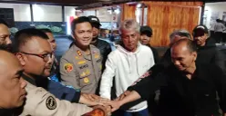 Kapolres Cimahi, AKBP Niko Nurulloh Adi Putra (tengah), damaikan kedua kelompok Ormas, di Mako Polres Cimahi, Jalan Amir Machmud, Rabu 21 Januari 2026. (Sumber: Poskota/Gatot Poedji Utomo)