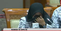 Tangkapan layar guru honorer di Sekolah Dasar Negeri (SDN) 21 Desa Pematang Raman, Kecamatan Kumpeh, Kabupaten Muaro Jambi, Tri Wulansari. (Sumber: YouTube/TV Parlemen)