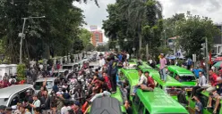 Sopir angkot memblokir Jalan Ir Juanda saat demo menolak penghapusan angkot tua di Kota Bogor. (Sumber: Poskota/Giffar Rivana)