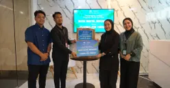 Penyerahan Donasi Pakaian Layak Pakai dari Program CSR Thrift & Give dalam Rangka HUT ke-15 Nuon kepada Clothes for Charity di Jakarta Rabu, 17 Desember 2025. (Sumber: Corporate Communication PT Telkom Indonesia (Persero) Tbk)