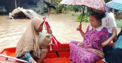 Potret ibu hamil yang dievakuasi karena banjir di Kecamatan Patia, Kabupaten Pandenglang. (Sumber: Poskota/Samsul Fatoni)