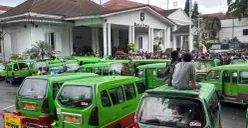 Para sopir angkot berdemonstrasi di depan Balai Kota Bogor, Kamis, 22 Januari 2026. (Sumber: Poskota/Giffar Rivana)