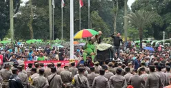 Sopir angkot di Bogor gelar aksi penolakan penghapusan angkot tua yang usianya sudah 20 tahun lebih. (Sumber: Poskota/Giffar Rivana)