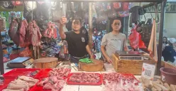 Uus, pedagang daging sapi di Pasar Reni Jaya Lama, Bojongsari Kota Depok, masih menjual daging sapi stok tersisa untuk dihabiskan. (Sumber: Poskota/Angga Pahlevi)