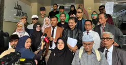 Mantan Menteri Pemuda dan Olahraga (Menpora) Roy Suryo dan rekan-rekannya saat ditemui di Polda Metro Jaya, Jakarta Selatan, Kamis, 22 Januari 2026. (Sumber: Poskota/Ali Mansur)