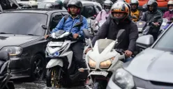 Kondisi banjir di jalan DI Panjaitan sebabkan kemacetan pada Kamis, 22 Januari 2026. (Sumber: Poskota/Bilal Nugraha Ginanjar)