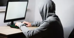 Ilustrasi pemilik akun anonim pelaku pencemaran nama baik. (Sumber: freepik)