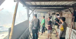 Anggota Polsek Cimanggis melakukan olah TKP saat api setelah proses pendinginan oleh petugas Damkar Kota. (Sumber: Dok. Polsek Cimanggis)