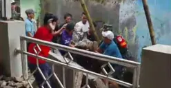 Salah satu korban tengah dievakuasi warga. (Sumber: Dok. BPBD Kabupaten Serang)