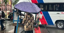 Sudirman pedagang bakso keliling di Cakung, Jakarta Timur, Kamia, 22 Januari 2026. (Sumber: Poskota/M Tegar Jihad)