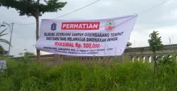 Banner imbauan buang sampah sembarangan di Muara Baru, Jakarta Utara. (Sumber: Kominfotik DLH Jakarta)