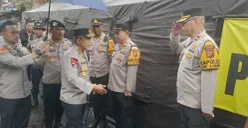 Kapolda Jabar Irjen Pol Rudi Setiawan saat mengunjungi posko kemanusiaan di Polsek Nanggung, Kabupaten Bogor. (Sumber: Istimewa)