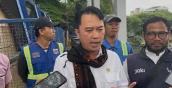 Anggota Komisi A DPRD DKI Jakarta Fraksi PSI, Kevin Wu, saat meninjau rumah pompa di kawasan Kebon Jeruk, Jakarta Barat, Jumat, 23 Januari 2026. (Sumber: Poskota/ Pandi Ramedhan)