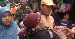 Seorang nenek yang sedang sakit di Jelambar, Grogol Petamburan, Jakarta Barat, dievakuasi ke pengungsian karena rumah kebanjiran, Jumat, 23 Januari 2026. (Sumber: Istimewa)