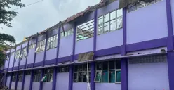 Bangunan atap kelas SMAN 2 Gunung Putri ambruk pada Jumat, 23 Januari 2026. (Sumber: Poskota/Giffar Rivana)