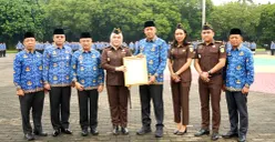 Potret pemberian penghargaan kepada Kejaksaan Negeri (Kejari) Kota Bekasi. (Sumber: Istimewa)
