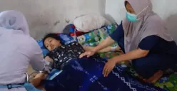 Bidan saat melakukan pengecekan kesehatan seorang ibu setelah proses melahirkan. (Sumber: Istimewa)
