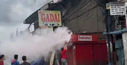 Kabel udara yang berlokasi di Jalan Kebon Pala 3, Tanah Abang, Jakarta Pusat, terbakar hingga mengenai bangunan, Jumat, 23 Januari 2026. (Sumber: Poskota/Pandi Ramedhan)