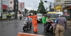Petugas saat mengatur lalu lintas di Jalan Raya HOS Cokroaminoto. (Sumber: Istimewa)