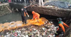 Warga dikejutkan dengan penemuan mayat seorang bayi laki-laki di aliran Kali BCT Ring Road, Cengkareng, Jakarta Barat, pada Rabu, 21 Januari 2026, sekitar pukul 08.29 WIB. (Sumber: Dok. Polda Metro Jaya)