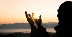 Jadwal dan bacaan niat puasa Nisfu Syaban. (Sumber: Freepik/jcomp)